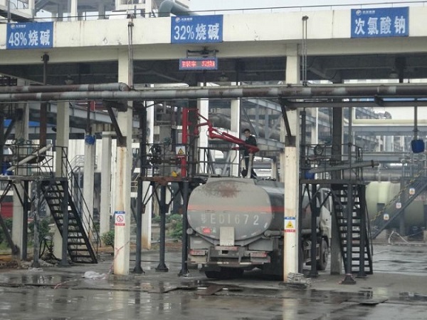 風(fēng)從虎，雨從龍，大大來了雨迎接！興發(fā)牛，大壩壯，主席來了宜昌亮！